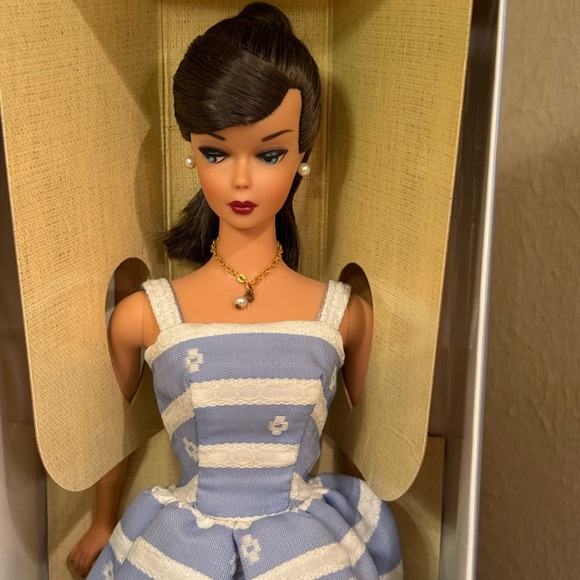 Barbie Suburban Shopper Doll - Picture 2 of 12
